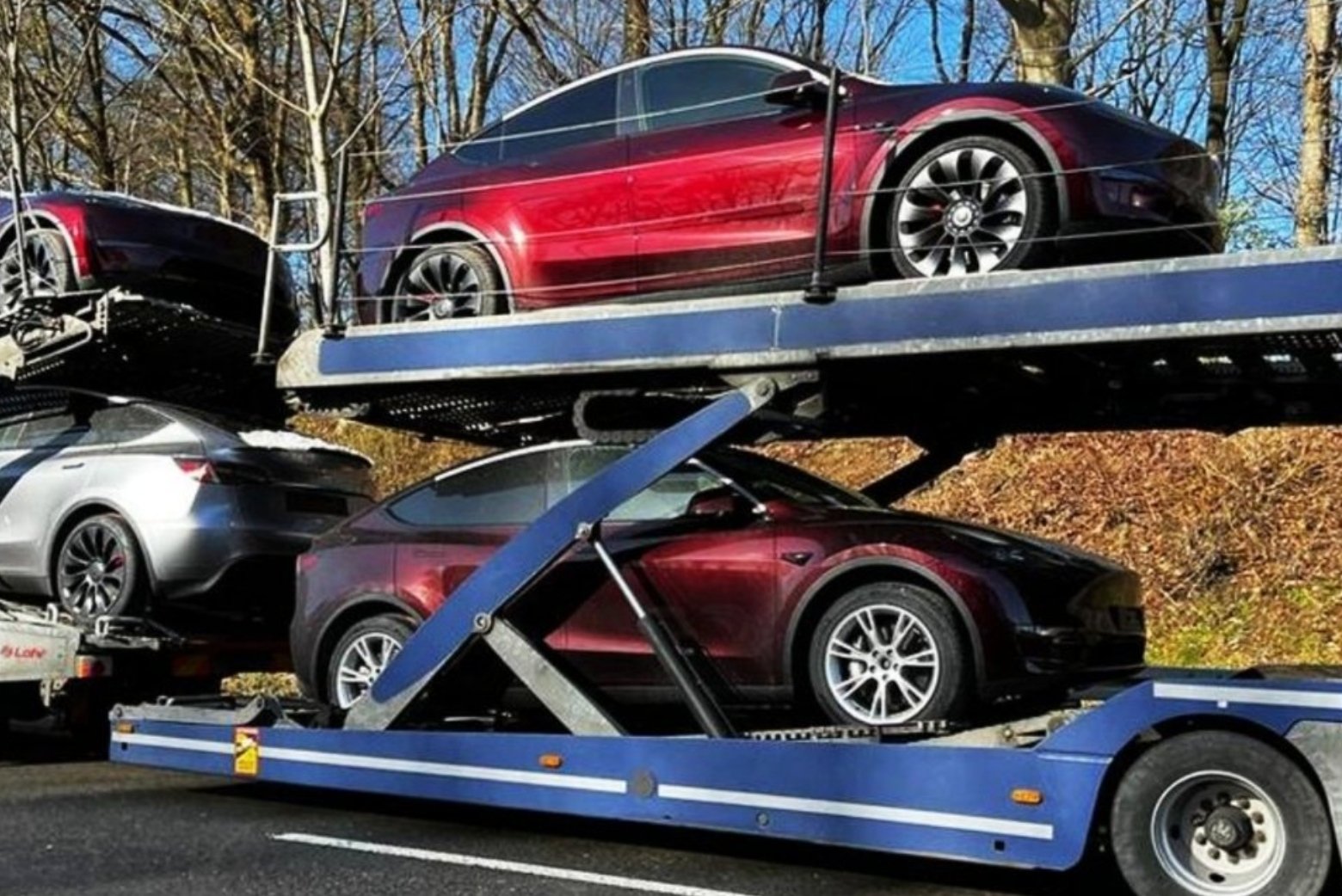 Neue Farbe aus der Gigafactroy Berlin. Erste Tesla Model Y mit dem neuen Minight-Cherry-Red auf der Autobahn gesichtet. - Shop4Tesla