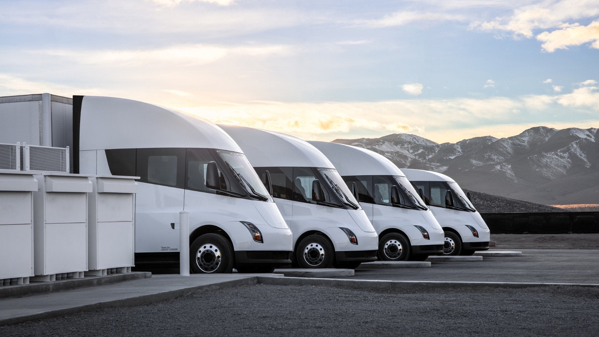 Sattelschlepper Tesla Semi auf der Nutzfahrzeug-IAA in Hannover - Shop4Tesla