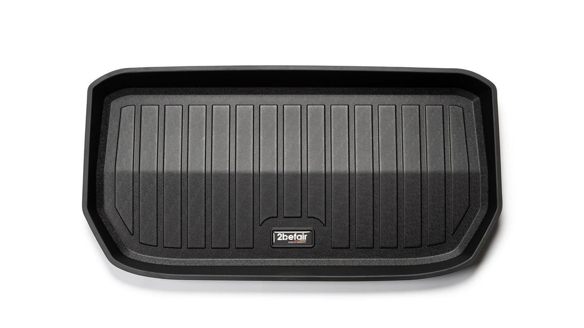 2befair Premium Gummimatte Frunk (Kofferraum vorne) für das Tesla Model Y – Frunkmatte freigestellt, Seitenansicht